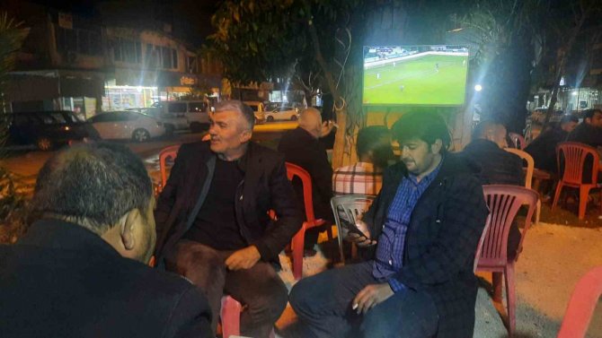 Depremin Vurduğu Hatay’da Enteresan Görüntü: Refüjü Kıraathane Yaptı
