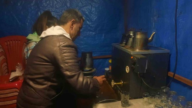 Depremin Vurduğu Hatay’da Enteresan Görüntü: Refüjü Kıraathane Yaptı
