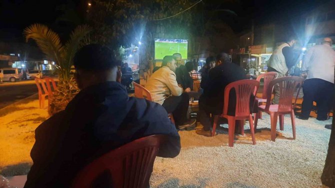 Depremin Vurduğu Hatay’da Enteresan Görüntü: Refüjü Kıraathane Yaptı