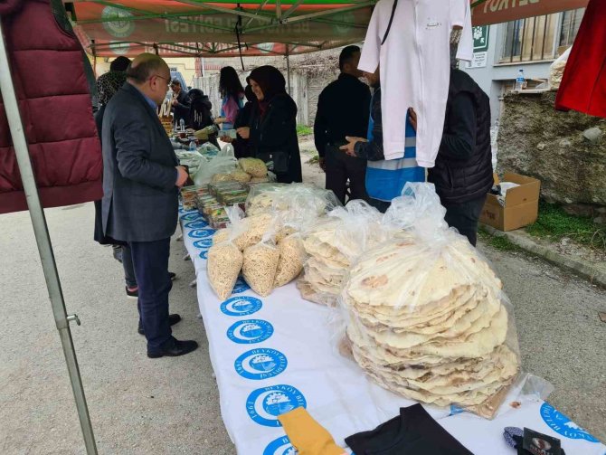 İ̇htiyaç Sahipleri İçin Kendi Ürünlerini Sattılar