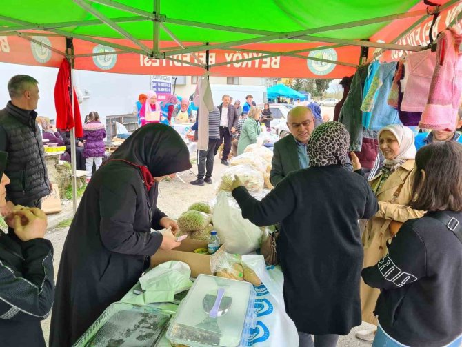 İ̇htiyaç Sahipleri İçin Kendi Ürünlerini Sattılar