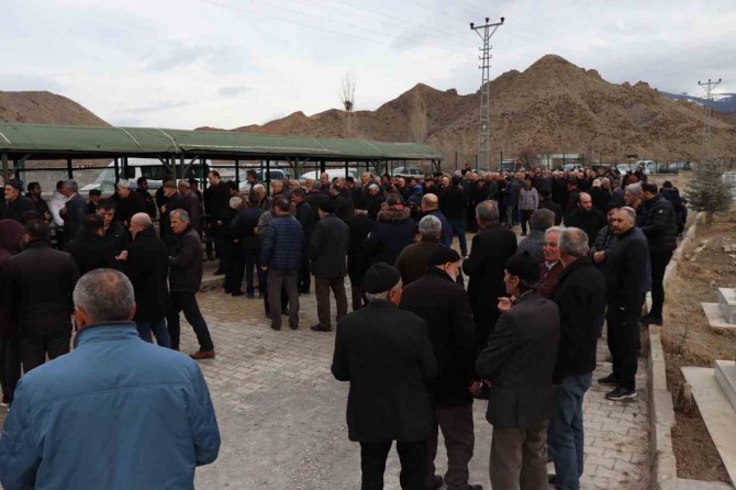 Emekli Öğretmen Hulisi Özdemir Son Yolculuğuna Uğurlandı