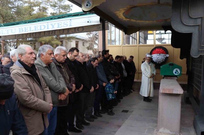 Emekli Öğretmen Hulisi Özdemir Son Yolculuğuna Uğurlandı