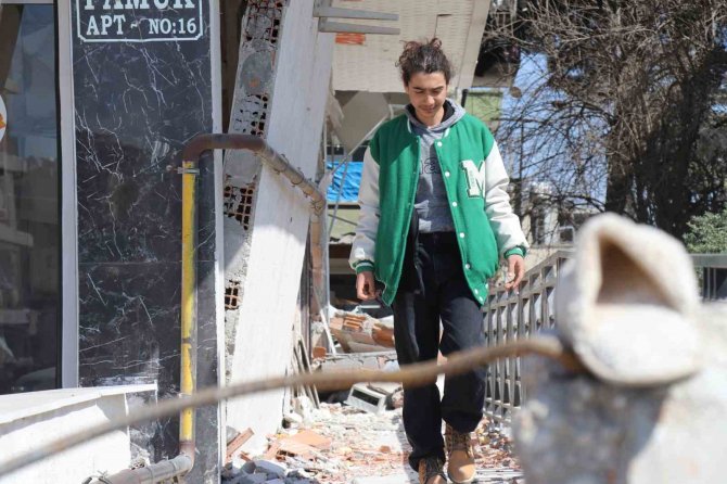Ölen Arkadaşından Kalan Hatırasını, Ailesi Hasarlı Binaya Girip Kurtardı