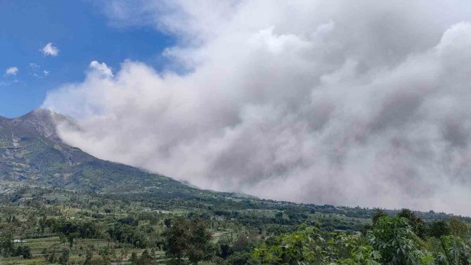 Endonezya’daki Merapi Yanardağında Patlama