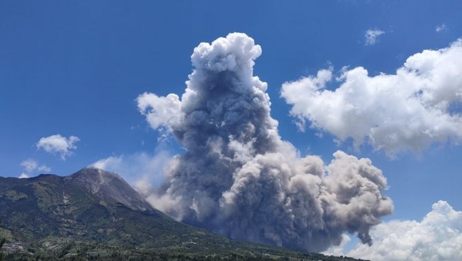 Endonezya’daki Merapi Yanardağında Patlama