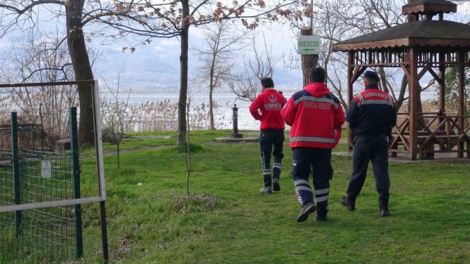 Sapanca Gölü’nde Kano Alabora Oldu: 2 Kişi Yüzerek Kıyıya Çıktı
