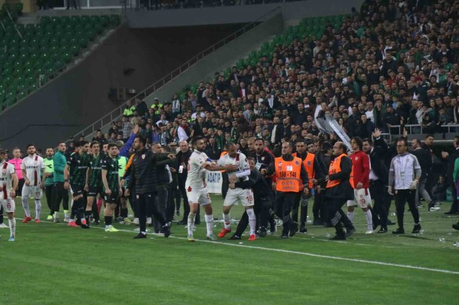 Gergin Geçen Sakaryaspor - Samsunspor Maçı Pfdk’ya Sevk Edildi