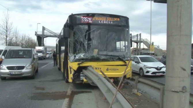 İ̇ett Otobüsü Bariyere Çarptı, 4 Kişi Yaralandı