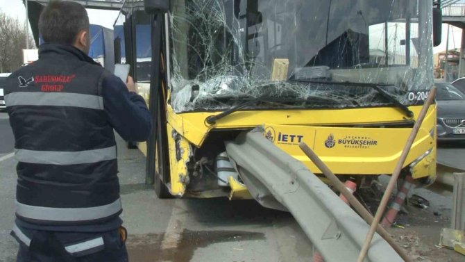 İ̇ett Otobüsü Bariyere Çarptı, 4 Kişi Yaralandı