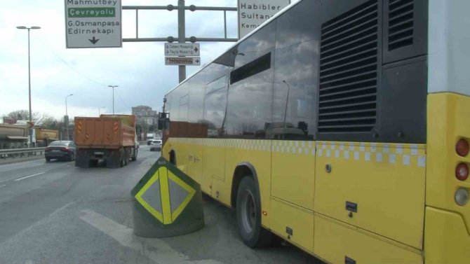 İ̇ett Otobüsü Bariyere Çarptı, 4 Kişi Yaralandı