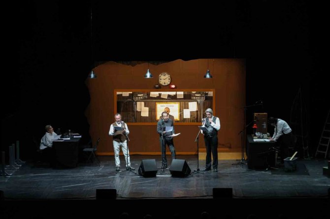 İ̇ş Sanat Sahnesinden Depremzedelere Saygı Duruşu