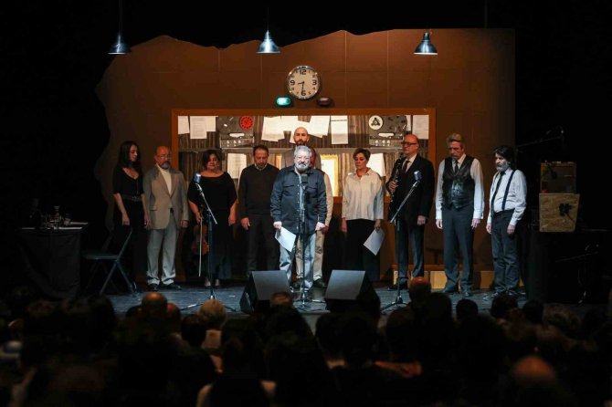 İ̇ş Sanat Sahnesinden Depremzedelere Saygı Duruşu