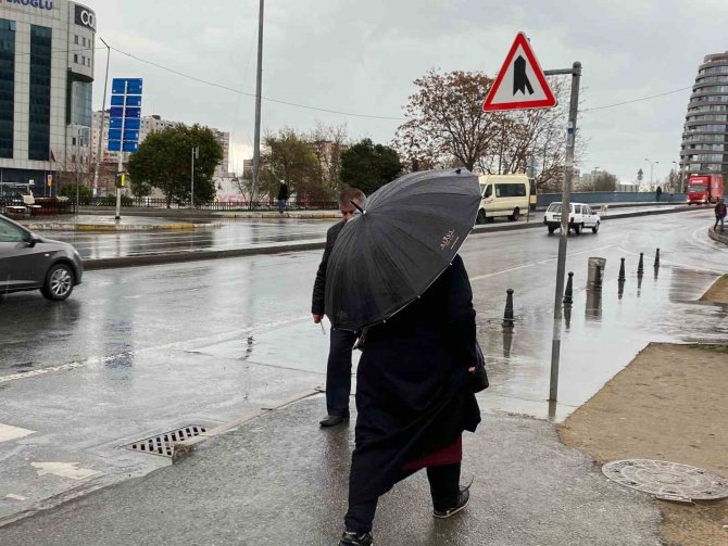 İ̇stanbul Bahçelievler’de Yağış Etkili Oldu