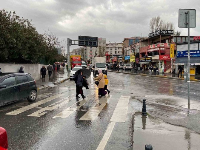 İ̇stanbul Bahçelievler’de Yağış Etkili Oldu