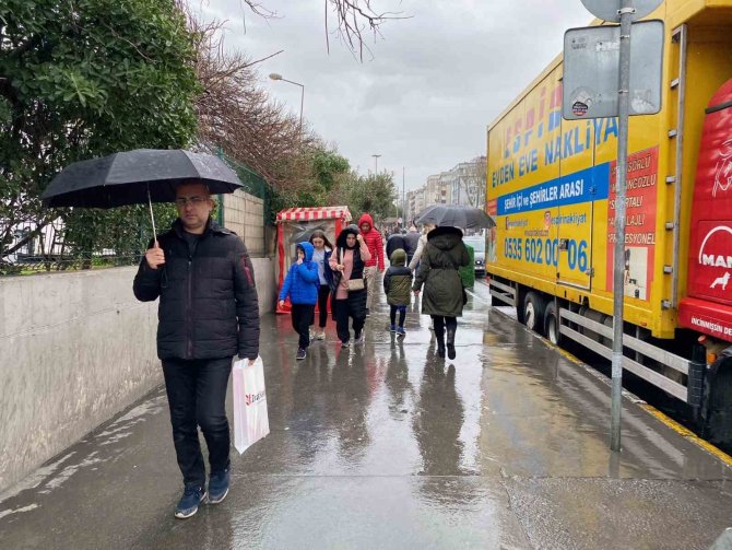 İ̇stanbul Bahçelievler’de Yağış Etkili Oldu