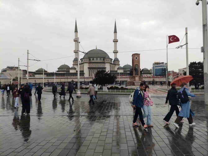 Taksim’de Kuvvetli Rüzgar İle Yağış Vatandaşlara Zor Anlar Yaşattı