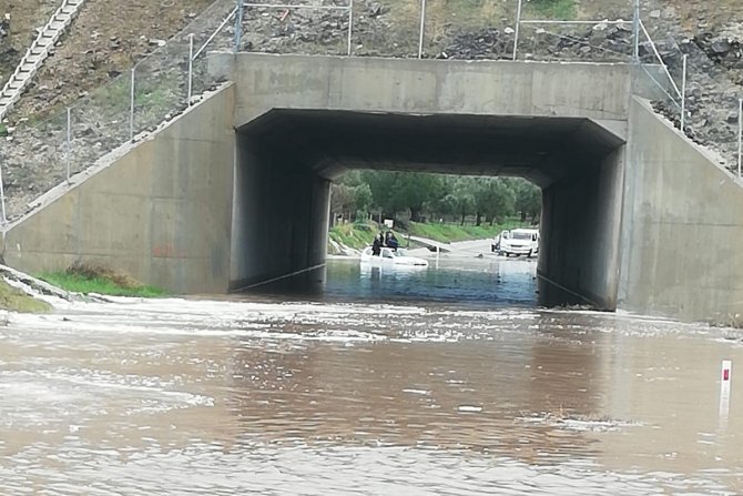 Yağmur Aliağa’da Etkili Oldu, Yollar Göle Döndü