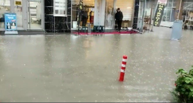 Yarım Saat Yapmur Yağdı, Cadde Ve İş Yerleri Sular Altında