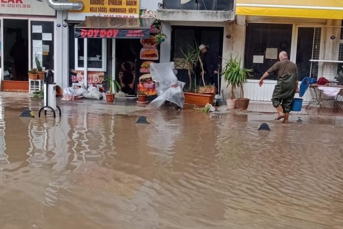 İ̇zmir’de Yağmur Hayatı Felç Etti, Araçlar Suya Gömüldü