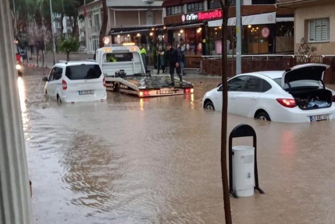 İ̇zmir’de Yağmur Hayatı Felç Etti, Araçlar Suya Gömüldü
