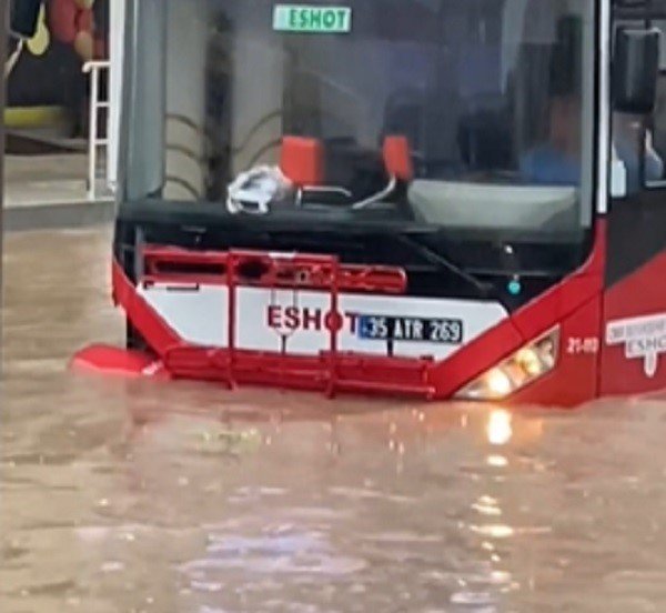 İ̇zmir’de Yağmur Hayatı Felç Etti, Araçlar Suya Gömüldü