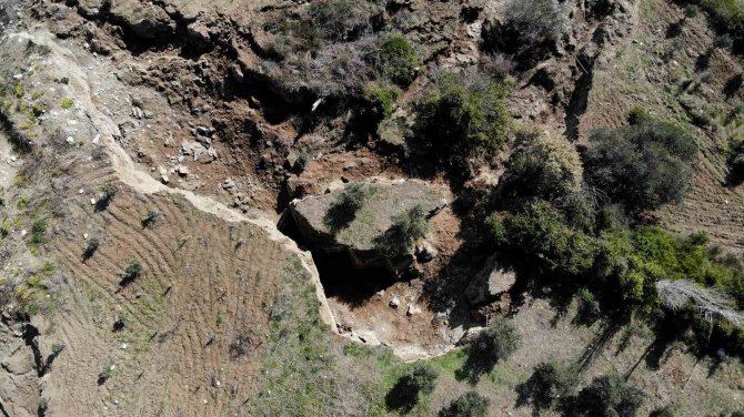Hatay’da Dev Fay Yarıkları Ve Çukurlar Ağaçları Yuttu