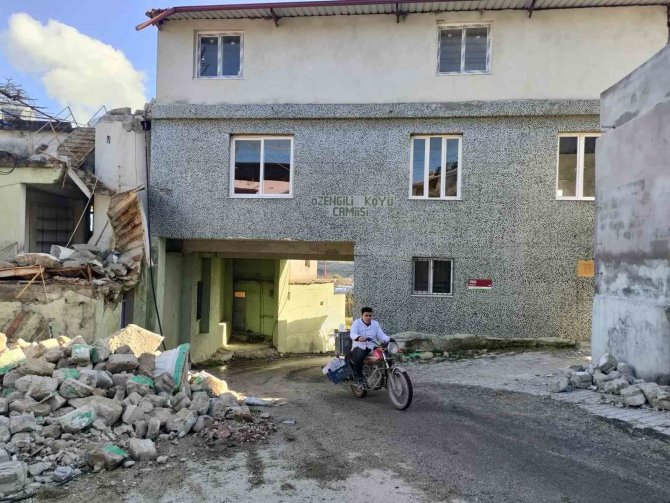 Hatay’da Arazi Yetersizliği Camiyi Karadeniz Usulü Büyüttü