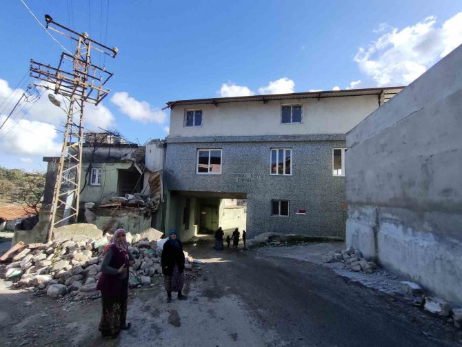 Hatay’da Arazi Yetersizliği Camiyi Karadeniz Usulü Büyüttü