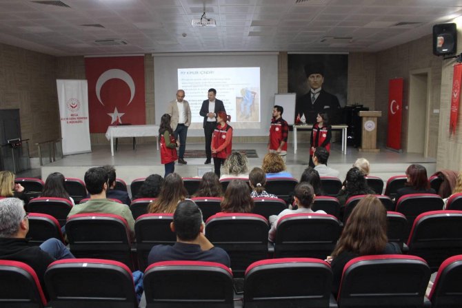 Kırmızı Yelekliler Afet Bölgesindeki Vatandaşların Yanında Olmaya Devam Ediyor