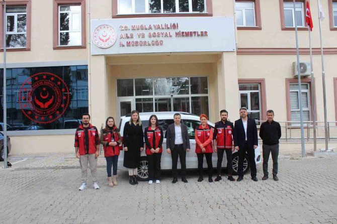 Kırmızı Yelekliler Afet Bölgesindeki Vatandaşların Yanında Olmaya Devam Ediyor