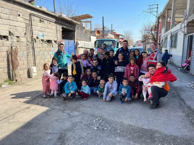Temizlik Çalışanları Depremzede Çocuklarla Oyunlar Oynayıp Yüzlerini Güldürdü