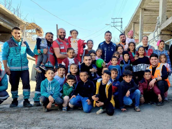 Temizlik Çalışanları Depremzede Çocuklarla Oyunlar Oynayıp Yüzlerini Güldürdü