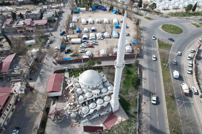 Deprem Sonrası Cami Yıkıldı, Minaresi Ayakta Kaldı
