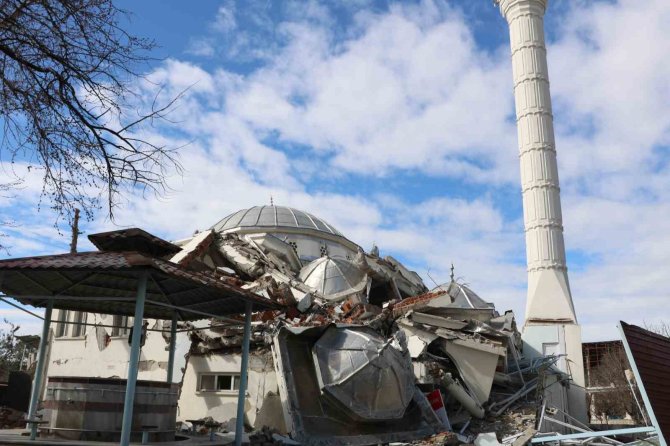 Deprem Sonrası Cami Yıkıldı, Minaresi Ayakta Kaldı