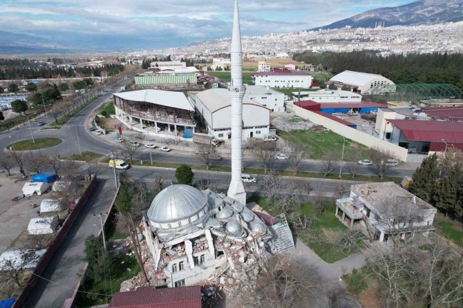 Deprem Sonrası Cami Yıkıldı, Minaresi Ayakta Kaldı