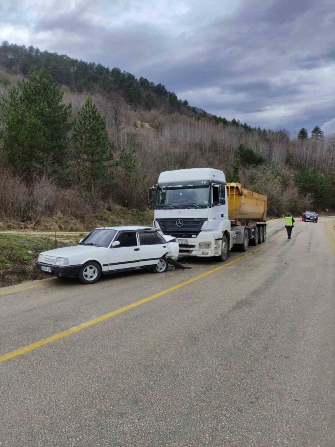 Karabük’te Otomobil Hafriyat Kamyonuna Çarptı: 2 Yaralı