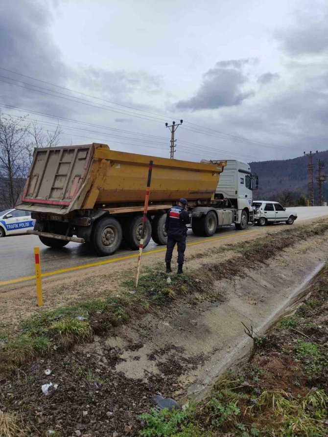 Karabük’te Otomobil Hafriyat Kamyonuna Çarptı: 2 Yaralı