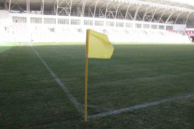 Karaman’ın Yeni Şehir Stadyumunun Kale Direkleri Takıldı, Saha Çizgileri De Çizildi