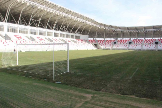 Karaman’ın Yeni Şehir Stadyumunun Kale Direkleri Takıldı, Saha Çizgileri De Çizildi