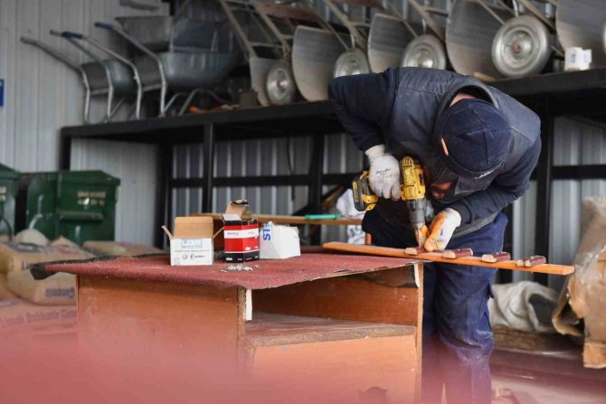 Karesi Belediyesi Atıklardan Sokak Hayvanlarına Kulübe Yapıyor