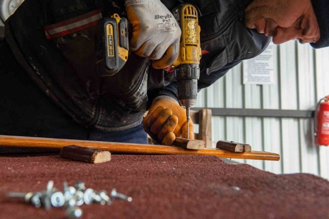 Karesi Belediyesi Atıklardan Sokak Hayvanlarına Kulübe Yapıyor