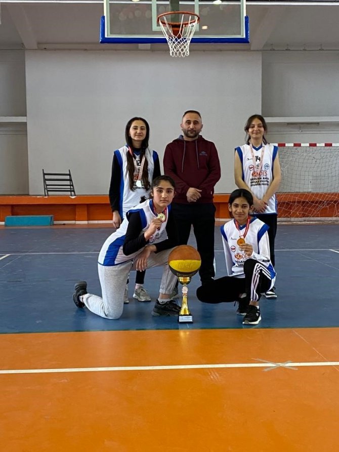 Kars’ta Sokak Basketbolu Şampiyonları Belli Oldu