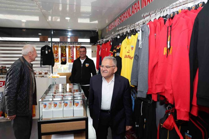 Başkan Büyükkılıç’tan Cumhuriyet Meydanı’nda Esnaf Ziyareti