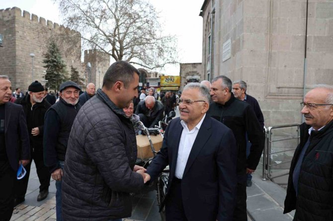 Başkan Büyükkılıç’tan Cumhuriyet Meydanı’nda Esnaf Ziyareti