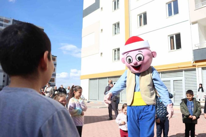 Depremzede Çocukların Yüzü Masal Ve Çizgi Film Kahramanları İle Güldü