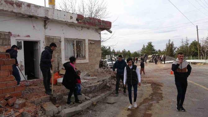 Freni Boşalan Tır Dehşet Saçtı: 2 Yaralı