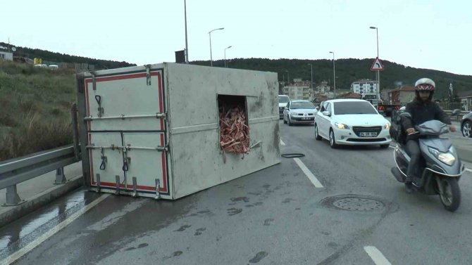 Maltepe’de Kemik Yüklü Kamyonet Kaygan Zeminde Yan Yattı