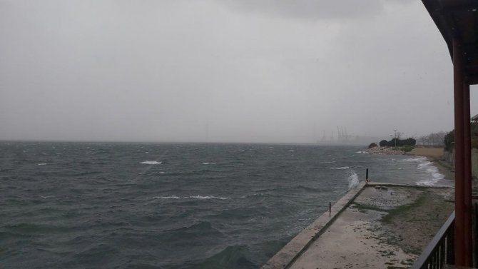 Kocaeli’de Şiddetli Lodos Pazar Yerini Dağıttı