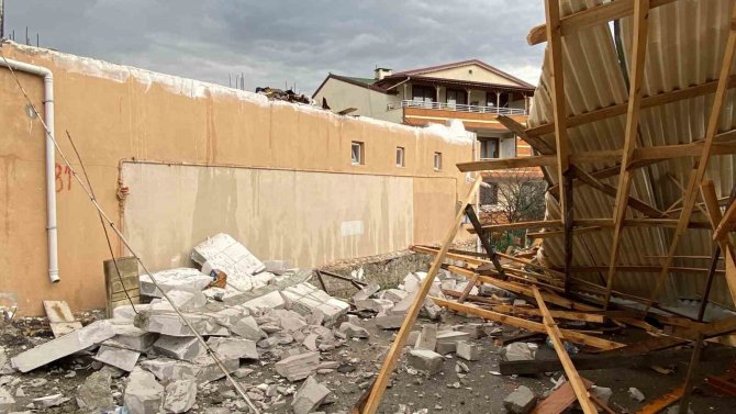 Borç Alarak Yaptırdığı Çatısı Uçtu, Dakikalarca Gözyaşı Döktü